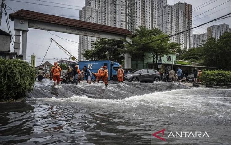 Ahli Ingatkan Warga Segera Bersihkan Kaki Usai Kena Air Banjir