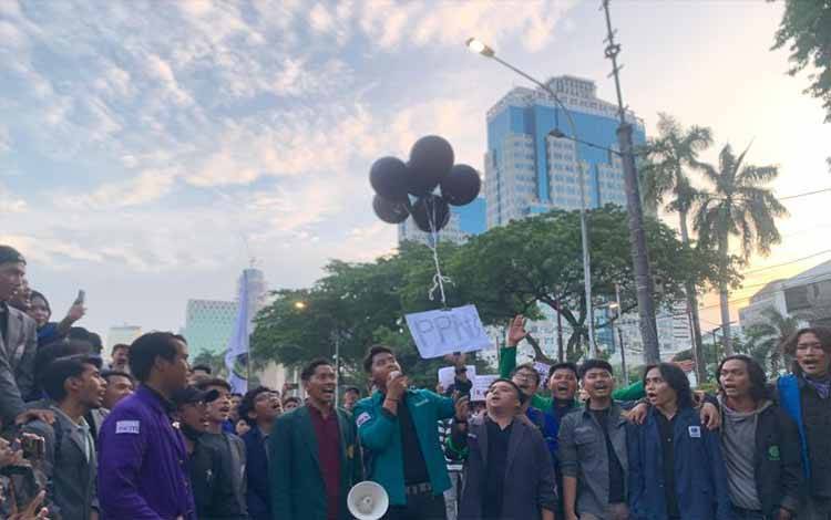 Ratusan Mahasiswa Aksi Gelar Aksi Tolak PPN 12 Persen di Patung Kuda