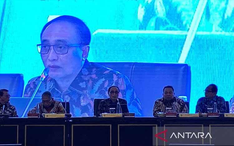 Ketua Mahkamah Agung Sunarto (tengah) memaparkan data kinerja lembaga saat Refleksi Akhir Tahun Mahkamah Agung Republik Indonesia di Balairung MA RI, Jakarta, Jumat (27/12/2024). ANTARA/Fath Putra Mulya