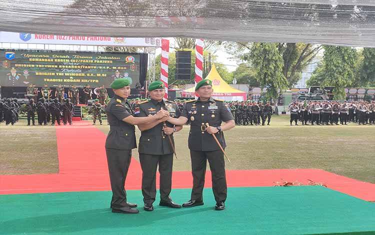 Sertijab Danrem 102 Panju Panjung, Pangdam XII Tanjungpura Berpesan agar Pantang Menyerah