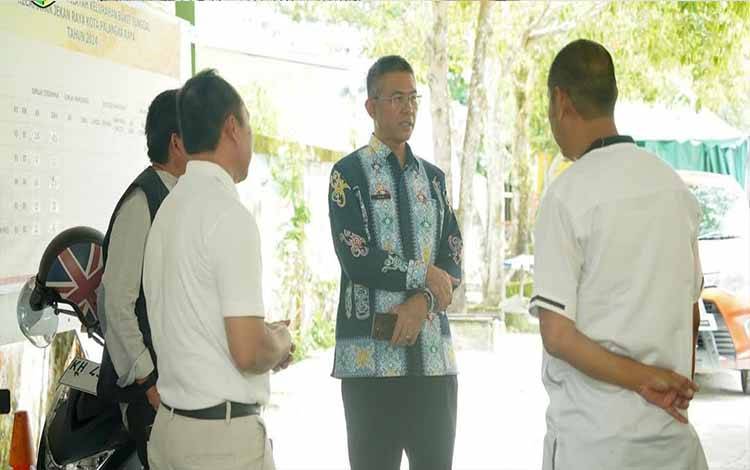 Pj Wali Kota Palangka Raya, Akhmad Husain saat berbincang dengan lurah. (FOTO: HUMAS)