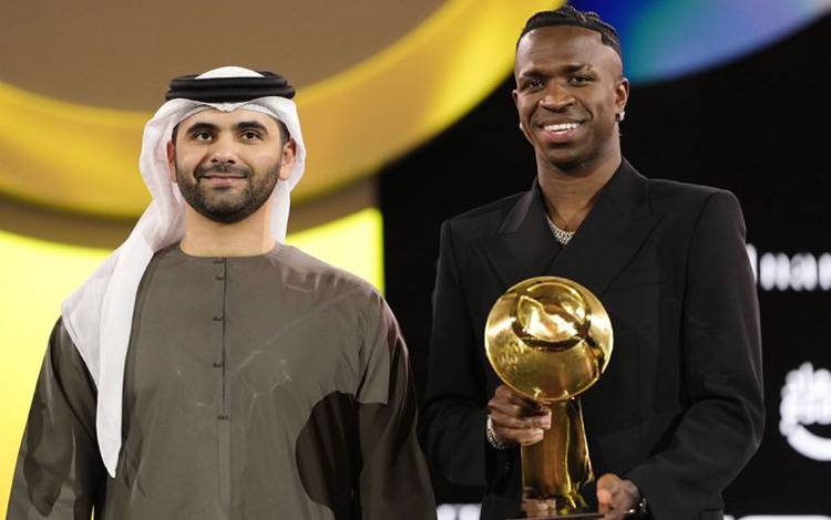 Pemain Real Madrid Vinicius Junior (kanan) menerima penghargaan Globe Soccer Awards 2024 sebagai Best Men's Player dan Best Forward dalam acara Beyond Developments Globe Soccer Dubai Awards 2024 edisi 15 tahun di Dubai, Jumat (27/12/2024). ANTARA/HO-laman resmi Globe Soccer Awards