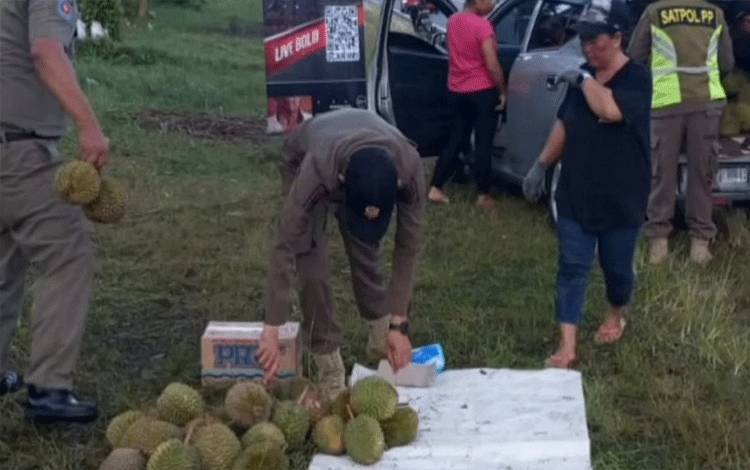 Satpol PP Palangka Raya Ingatkan Pedagang Buah Musiman Taati Aturan Berjualan