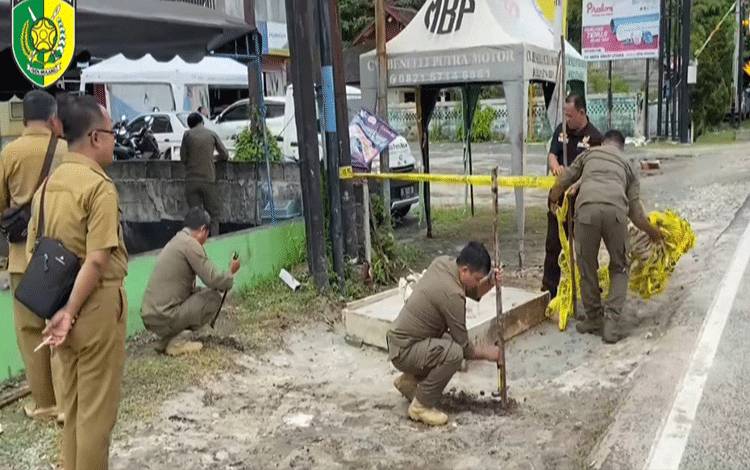 Satpol PP dan PTSP memasang segel pada lokasi yang diduga hendak didirikan tiang reklame tanpa izin. (FOTO: SATPOL)