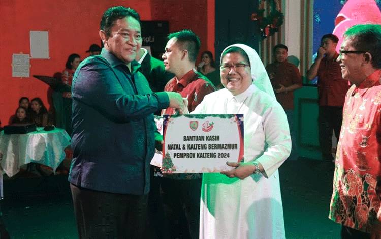Wagub Edy Pratowo menyerahkan Bantuan Kasih Natal dan Kalteng Bermazmur Pemprov Kalteng Tahun 2024. (FOTO:ASEF/FERY)