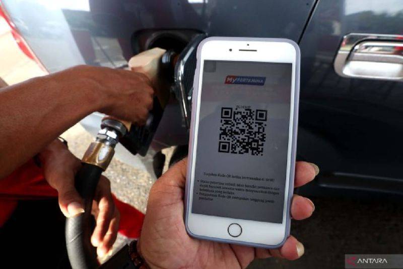 Petugas SPBU mengisikan BBM bersubsidi pada kendaraan warga yang telah menggunakan QR Code di Banda Aceh. ANTARA FOTO/Irwansyah Putra