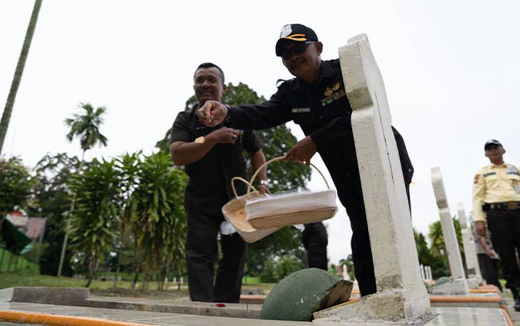 Ziarah Makam Pahlawan di Kobar dalam Rangka HUT Satpam ke-44
