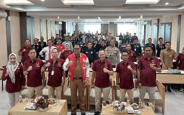 Pj Bupati Kapuas, Darliansjah bersama jajaran KONI Kapuas saat pembukaan Rapat kerja 2024. (FOTO: DODI)