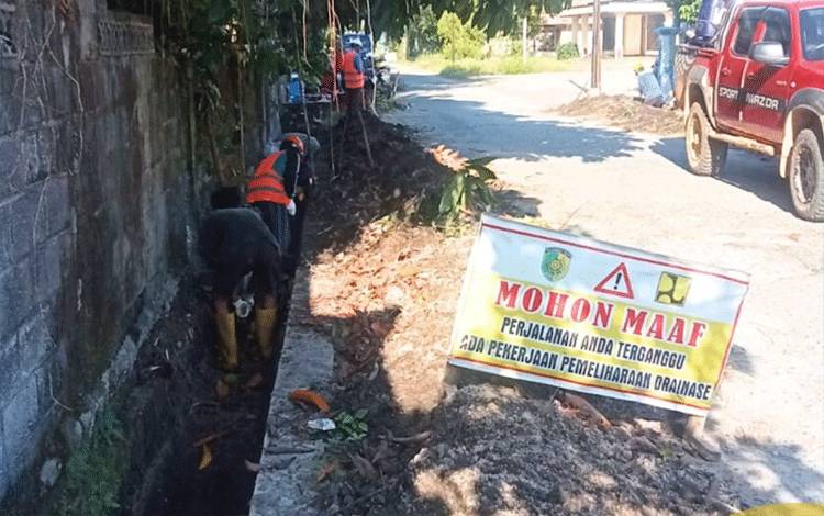 Bersihkan Drainase Berkelanjutan Cegah Banjir Kelurahan Menteng