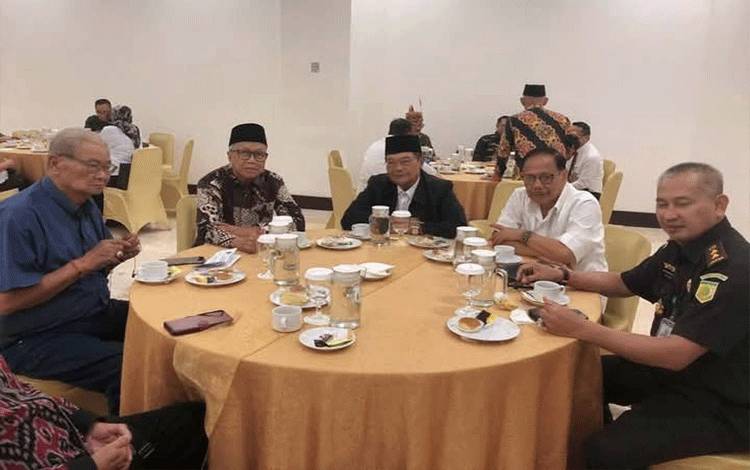 Sekretaris Eksekutif GAPKI Cabang Kalimantan Tengah, Rawing Rambang (kemeja putih) saat menghadiri Seminar Nasional Blue Print Kalimantan Tengah.(FOTO: Istimewa)