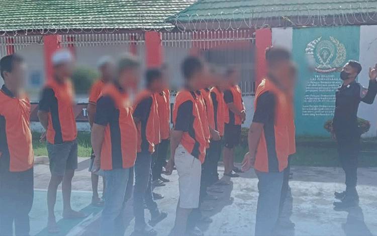 Kepala Regu Pengamanan Rutan Kapuas Beri Arahan Terkait Kebersihan Kepada WBP