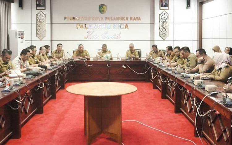 Rapat pimpinan di lingkungan Pemko Palangka Raya. (FOTO: HUMAS)