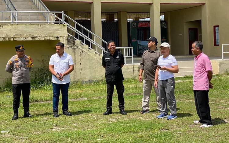 Gubernur Kalteng Tinjau Stadion Sepak Bola di Pembuang Hulu