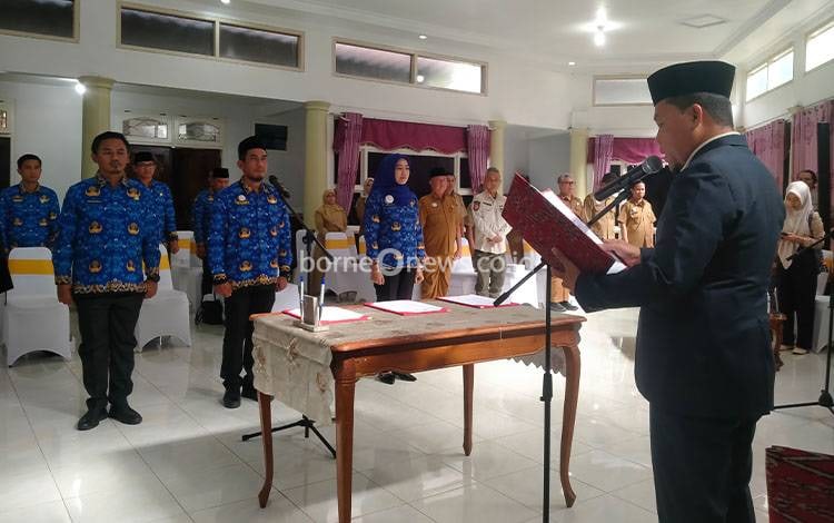 Pj Bupati Sukamara Lantik 13 Penjabat Fungsional PUPR dan PMPTSP