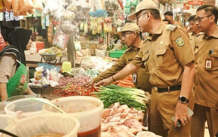 Pj Wali Kota Palangka Raya Sidak Ketersediaan Bahan Pokok