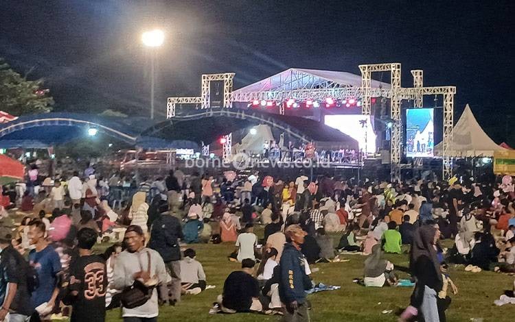 Rayakan Pergantian Tahun, Ribuan Warga Katingan Padati Lapangan Sport Center