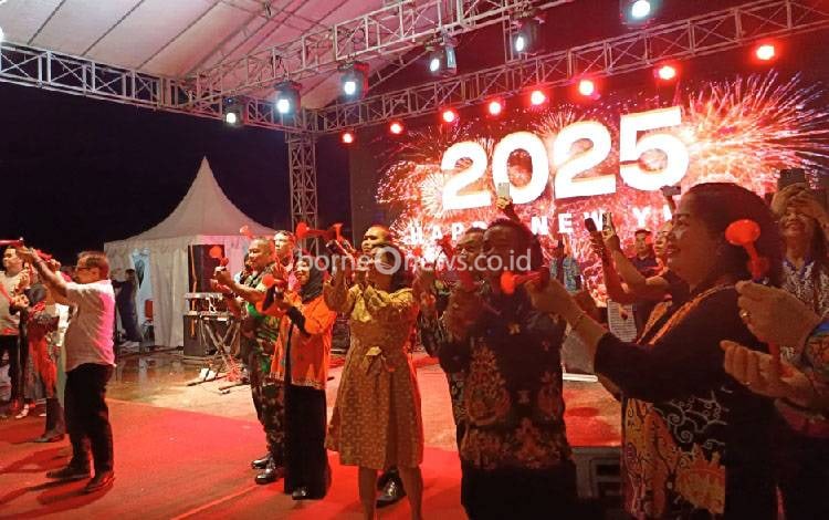Pj Bupati Gunung Mas hingga Masyarakat Bernyanyi Bersama Sambut Tahun Baru 2025