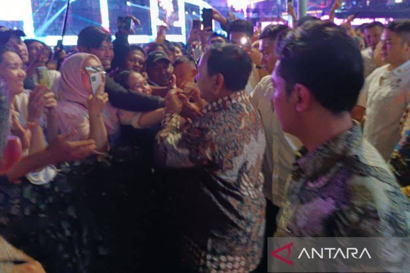 Prabowo Sapa Masyarakat Saat Perayaan Malam Tahun Baru di HI