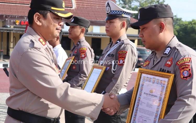 Kapolres Seruyan Serahkan Penghargaan Kepada Personel Berprestasi