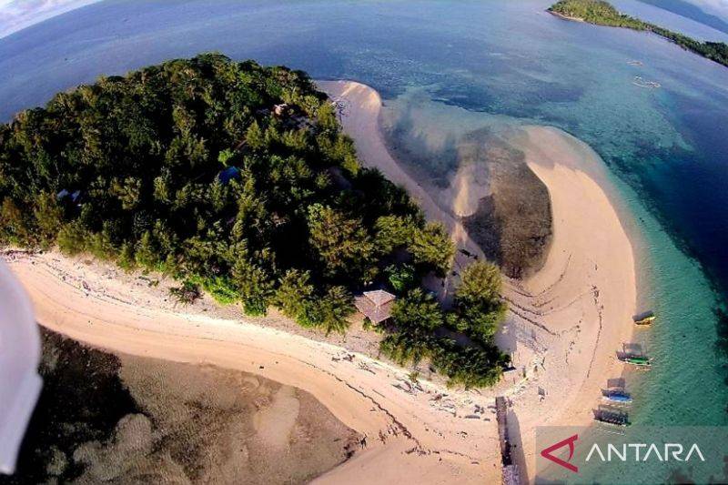 Foto udara Pulau Saronde di Kecamatan Ponelo Kepulauan Gorontalo Utara. (ANTARA/HO-dokumen GAB)