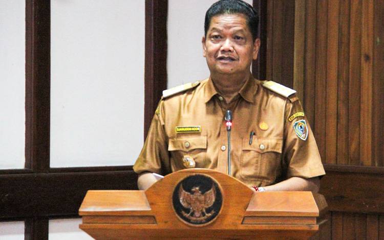 Pj Bupati Seruyan, Djainuddin Noor, memberi arahan saat memimpin rapat evaluasi pelaksanaan program dan kegiatan pada akhir tahun anggaran 2024. (Foto: Prokom Seruyan)