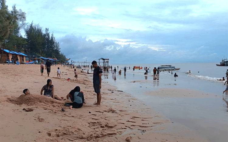 Menginap di Pantai Jodoh Ujung Pandaran Jadi Favorit Ribuan Wisatawan Sambut Tahun Baru di Kotim