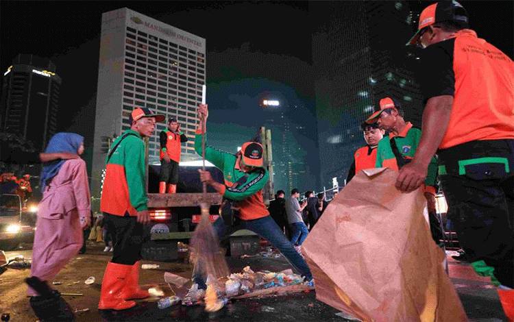 Petugas Kebersihan Gerak Cepat Atasi Sampah Malam Tahun Baru 2025