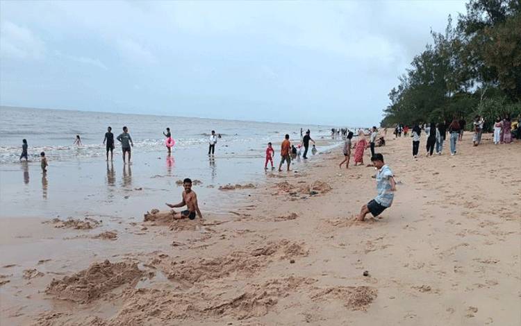 Pantai Ujung Pandaran Ramai Pengunjung Meski Ada Ancaman Banjir Rob