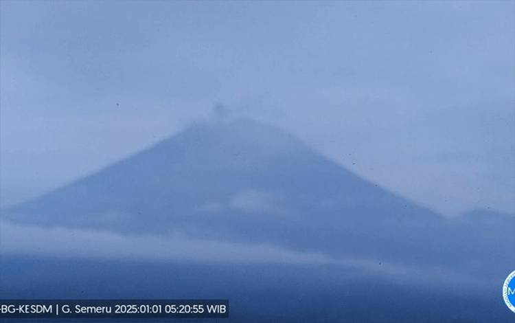 Gunung Semeru Erupsi 10 Kali di Awal Tahun 2025