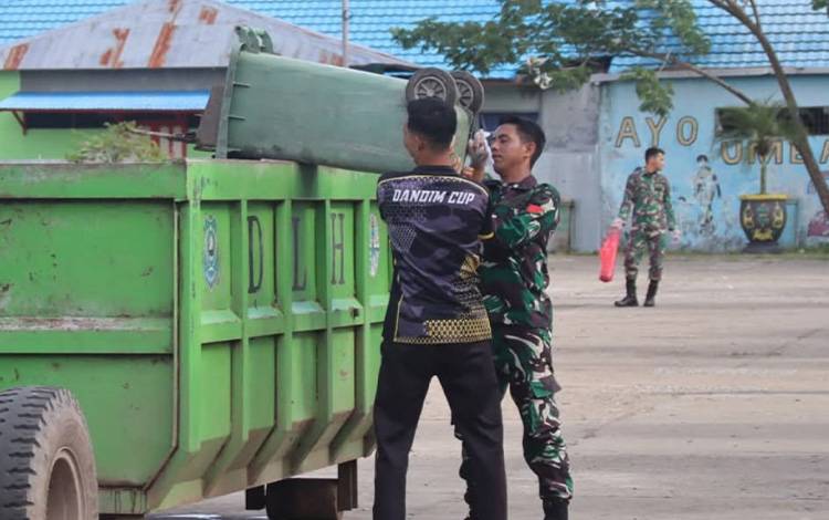 Awali Tahun 2025, Kodim Kapuas Ikut dalam Aksi Bersih-Bersih Lingkungan