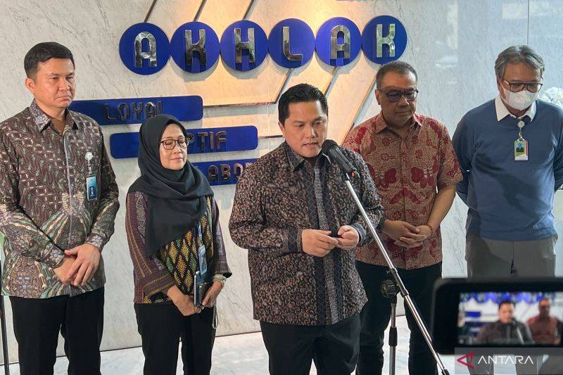 Menteri Badan Usaha Milik Negara (BUMN) Erick Thohir (tengah) dalam jumpa pers seusai rapat bersama Direktur Utama Garuda Indonesia, Citilink, Pelita Air, InJourney Airports, dan AirNav Indonesia di Jakarta, Kamis (2/1/2025). ANTARA/Harianto