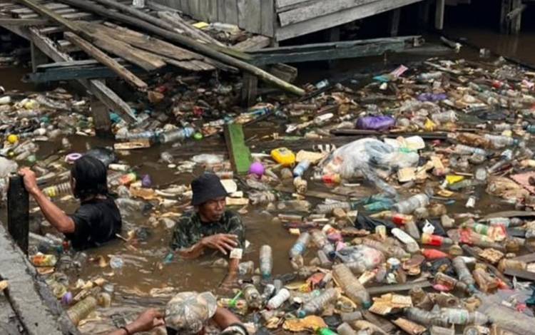 Pembersihan sampah di kawasan puntun oleh tim DLH Palangka Raya. (FOTO: DLH)