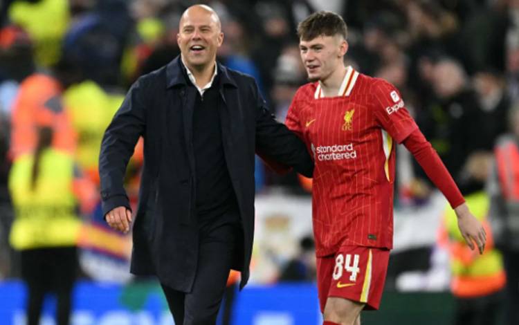 Manajer Liverpool asal Belanda Arne Slot dan bek Liverpool asal Irlandia Utara #84 Conor Bradley merayakan kemenangan setelah pertandingan sepak bola Liga Champions UEFA antara Liverpool dan Real Madrid di Anfield di Liverpool, Inggris barat laut pada Rabu (27/11/2024). Liverpool memenangkan pertandingan dengan skor 2-0. (ANTARA/AFP/Oli Scarff)