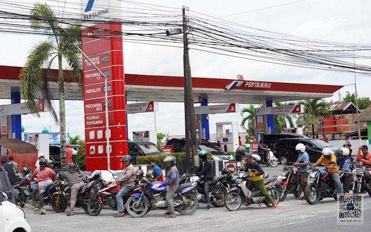 Antrean panjang pengendara di salah satu SPBU di Pangkalan Bun, Kabupaten Kobar, Sabtu, 4 Januari 2025.
