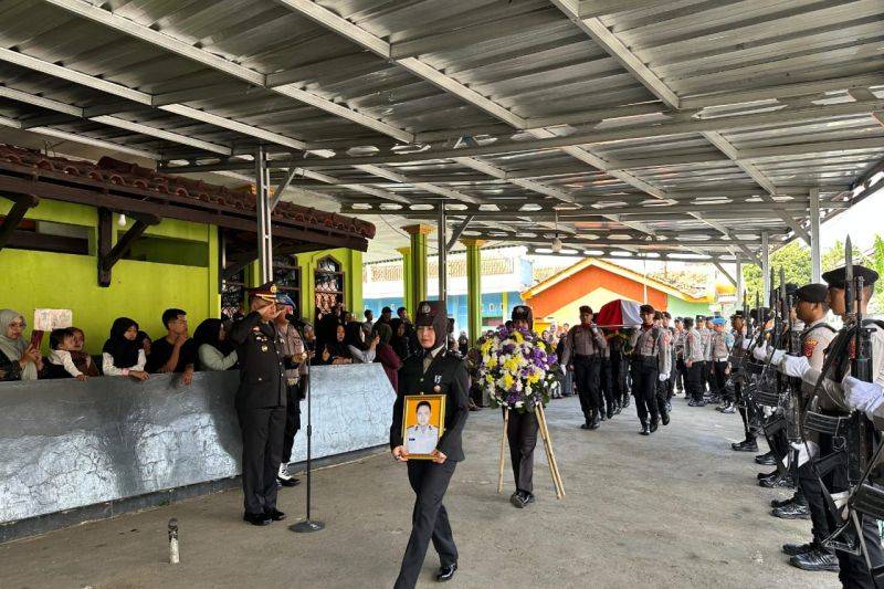 Kapolri Naikkan Pangkat Bripka Andithya yang Gugur Selamatkan Turis