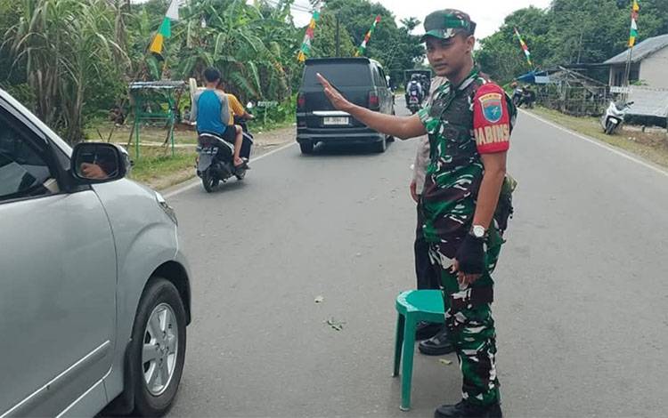 Personel Kodim Kapuas Dukung Kelancaran Mobilitas Jemaah Haul Guru Sekumpul