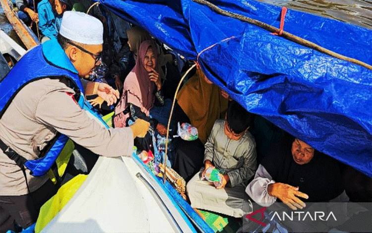 Satpolairud Banjarmasin Kawal Jamaah Haul Sekumpul di Jalur Perairan