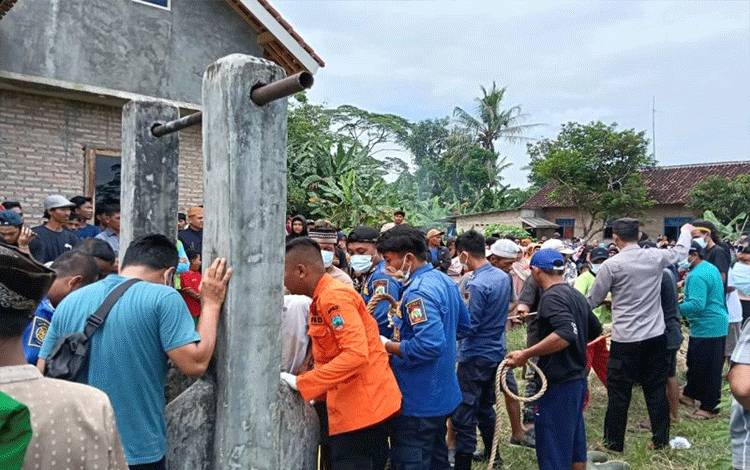 Petugas Evakuasi Mayat Dalam Sumur