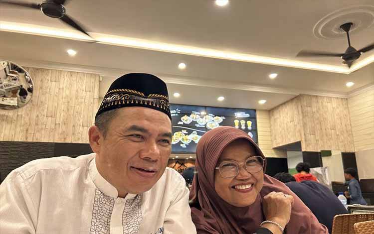Suwadi atau Sam Ferry bersama istri Sri Asmani, pedagang bakso Batam yang viral bangun jalan di Malang, Jawa Timur, berbagi cerita dengan wartawan salah satu gerainya di Kota Batam, Kepulauan Riau, Jumat (3/1/2025). (ANTARA/Laily Rahmawaty)
