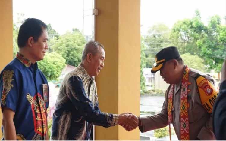 Pj Sekda Kota Palangka Raya, Arbert Tombak saat menyambut Kapolresta yang baru. (FOTO: HUMAS)