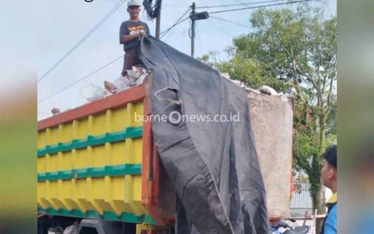 Truk Sampah di Palangka Raya Kini Dilengkapi Penutup Pakai Terpal