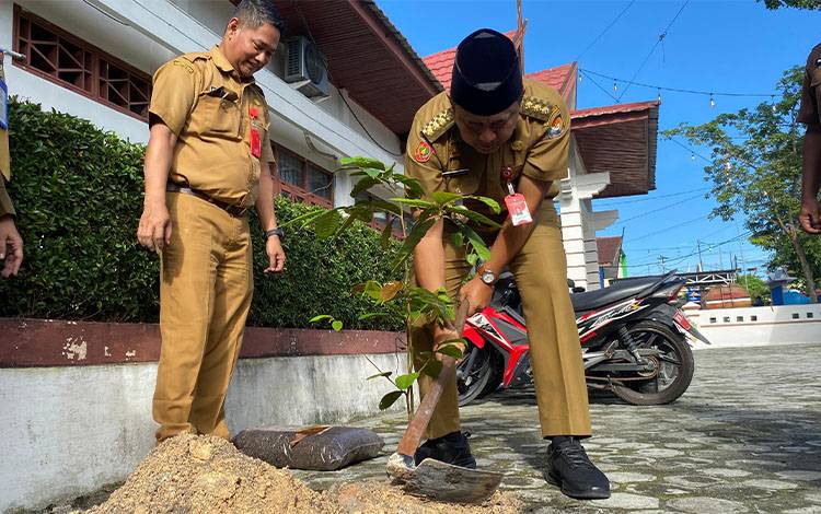 Pj Bupati Kobar Kunjungi Dinas Perindagkop dan UMKM, Dorong Semangat Kerja dan Pelestarian Lingkungan
