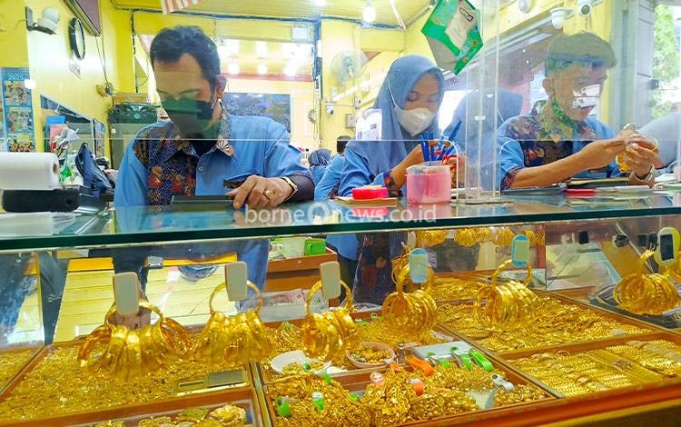 Aktivitas di Toko Emas Mitra Pasar PPM, Sampit, Senin 6 Januari 2025. (FOTO: DEVI)