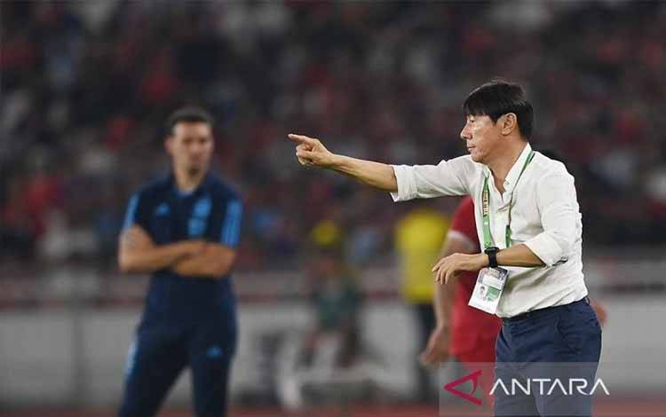 Media Korea Selatan Bandingkan Nasib Shin Tae-yong dan Kim Sang-sik