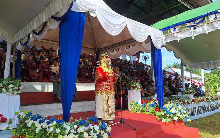 Kenakan Busana Adat Banjar, Wakil Bupati Kotim Pimpin Apel HUT Kotim di Zona Dua