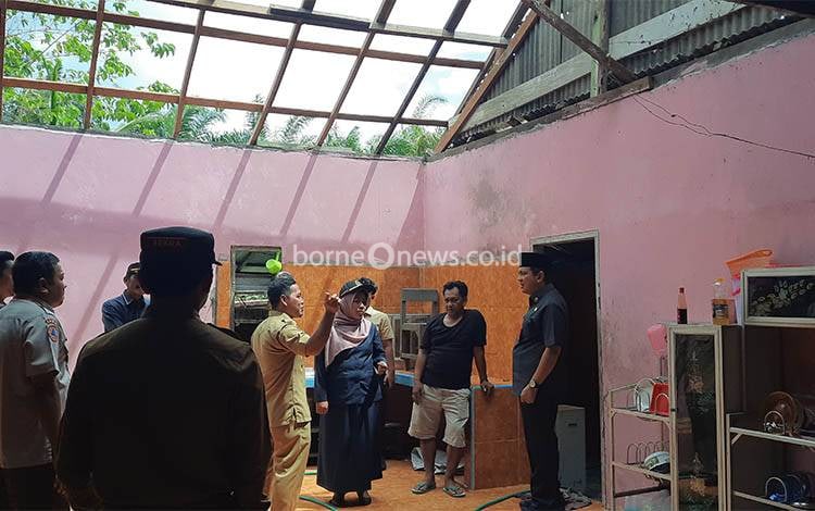 59 Rumah Rusak Akibat Angin Kencang di Desa Batu Belaman Kobar