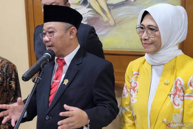 Menteri Pendidikan Dasar dan Menengah (Mendikdasmen) Abdul Mu'ti (kiri) dalam konferensi pers di Jakarta, Selasa (7/1/2024). (ANTARA/Sean Filo Muhamad)