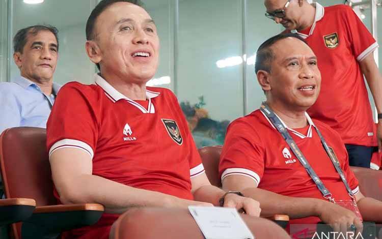 Arsip foto - Mantan Ketum PSSI Iwan Bule (kiri) dan Waketum PSSI 1 Zainudin Amali (kanan) saat menonton langsung kemenangan telak timnas Indonesia dengan skor 6-0 melawan Brunei Darussalam pada leg pertama kualifikasi Piala Dunia 2026 zona Asia ronde pertama di Stadion Utama Gelora Bung Karno (SUGBK), Jakarta, Kamis (12/10/2023). (ANTARA/HO)