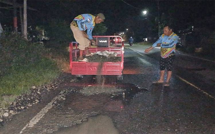 Pemdes dan Relawan Desa Rodok Tambal Jalan Nasional yang Berlubang