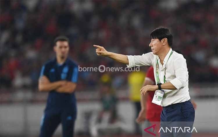 Kepada Nova Arianto, Shin Tae-yong Bilang 'Tolong Jaga Pemain Kita'